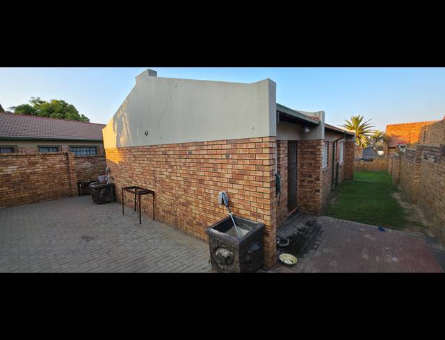 3 BEDROOM FREEHOLD TO LET IN DIE HEUWEL